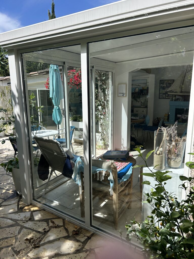 Véranda sur mesure réalisée à Cavalaire sur Mer par ALLUR' VÉRANDA 1