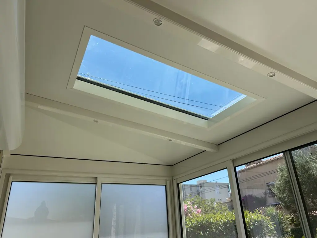 Puits de lumière intégré dans une véranda aluminium ALLUR' Véranda